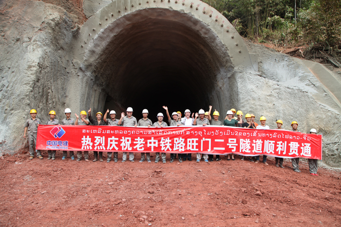 20171212水電十五局旺門村二號隧道全線首個貫通.JPG