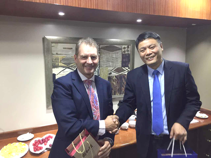 梁軍與標(biāo)行常務(wù)行長Marais Anton合影.jpg