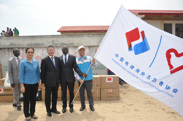 1516868881865600.jpg 夏煌大使向剛果(布)志愿者服務總隊隊長鮮仕君授旗.jpg