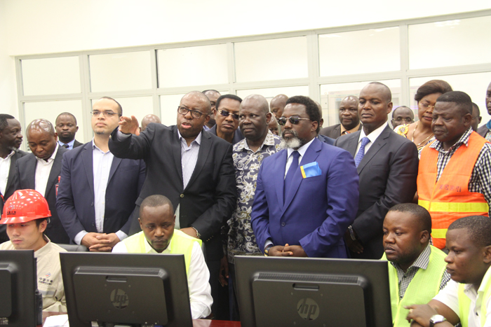 1529906651721893.jpg 4.在中控室,電力公司總經理向總統講解.JPG