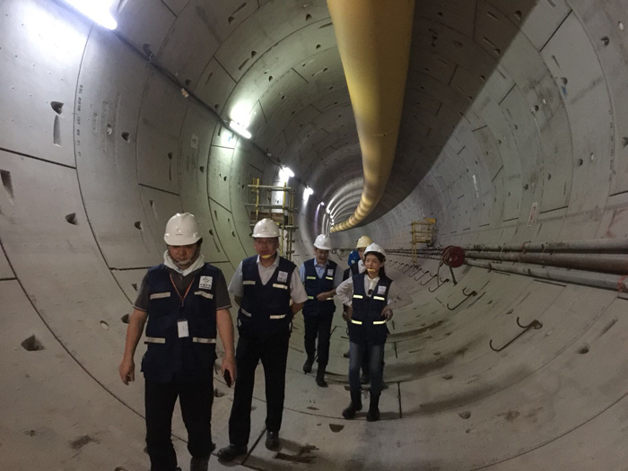 檢查組在T217項(xiàng)目隧道內(nèi)檢查指導(dǎo)工作.jpg