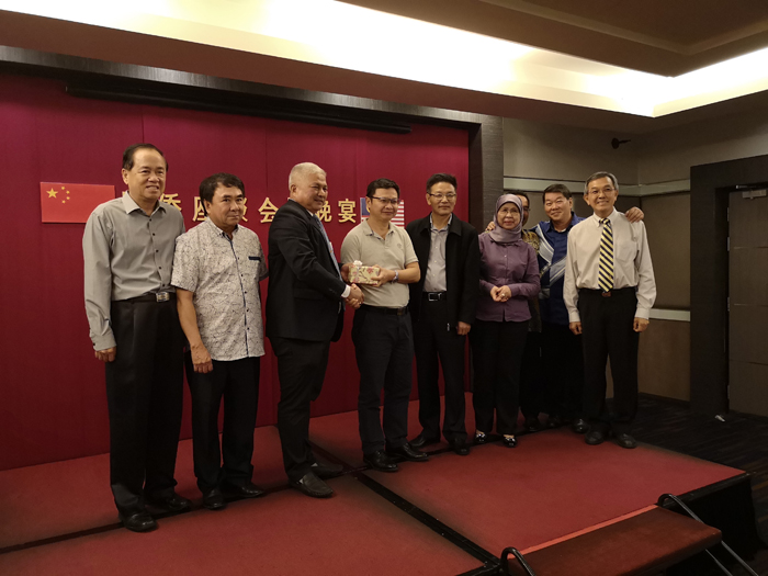 1531356319314880.jpg 季曉勇與華僑代表互換禮物.jpg