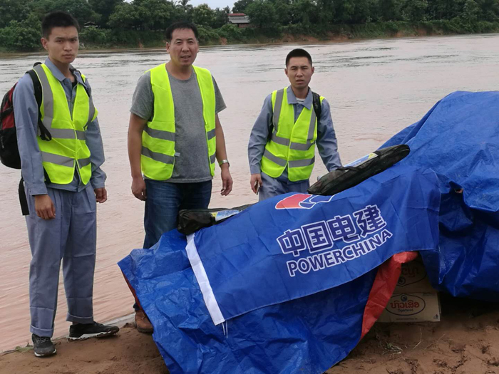 1532589291783599.jpg 中國電建救援人員運送救援物資.jpg