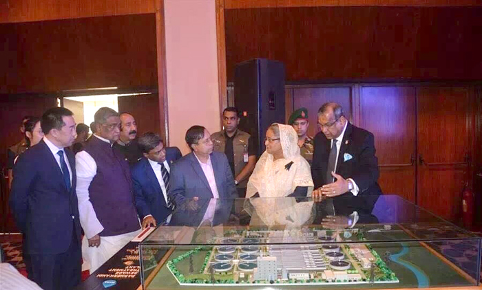 1534757736901672.jpg 哈西娜總理視察項目沙盤.jpg