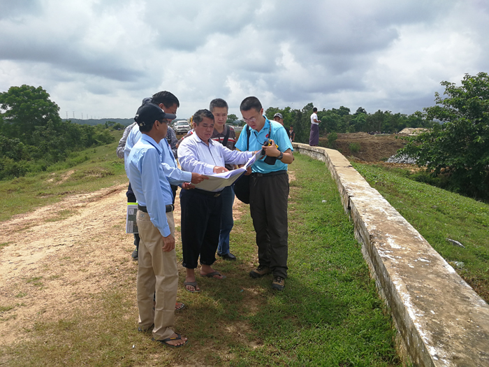 1536565246595398.jpg 專家組現(xiàn)場指導.JPG