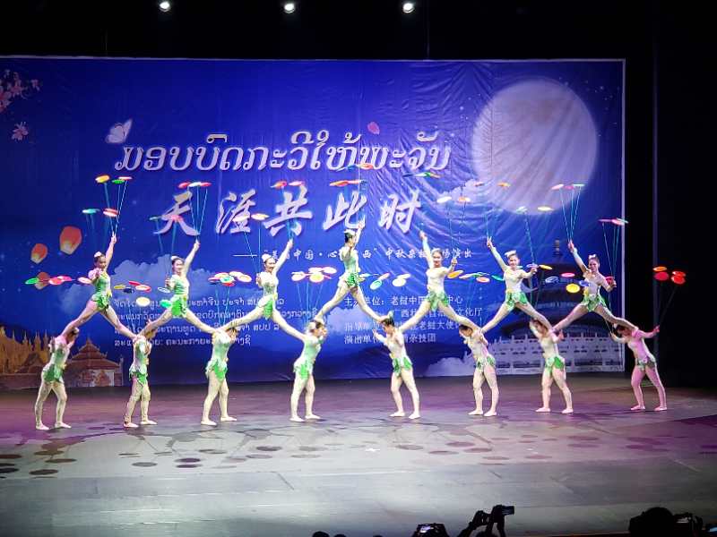 1538277233799865.jpg 晚會(huì)現(xiàn)場(chǎng).jpg