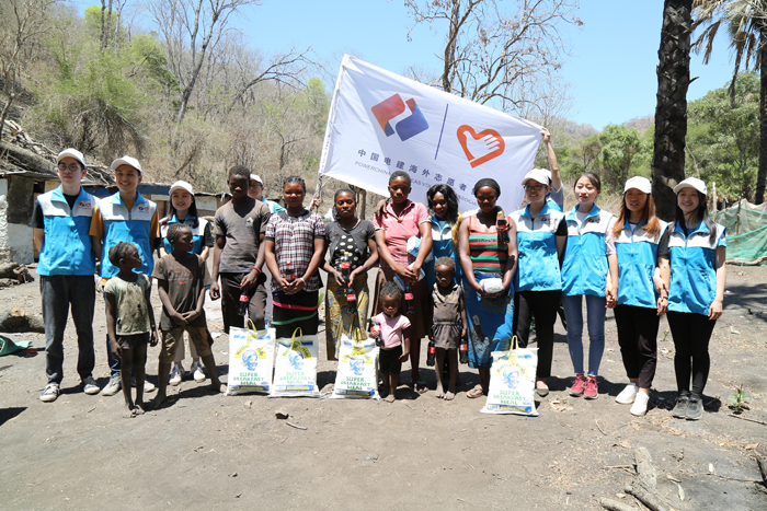 1542246465704925.jpg 中國電建東南非志愿者協(xié)會在贊比亞開展“愛無界,心相連”志愿活動.JPG