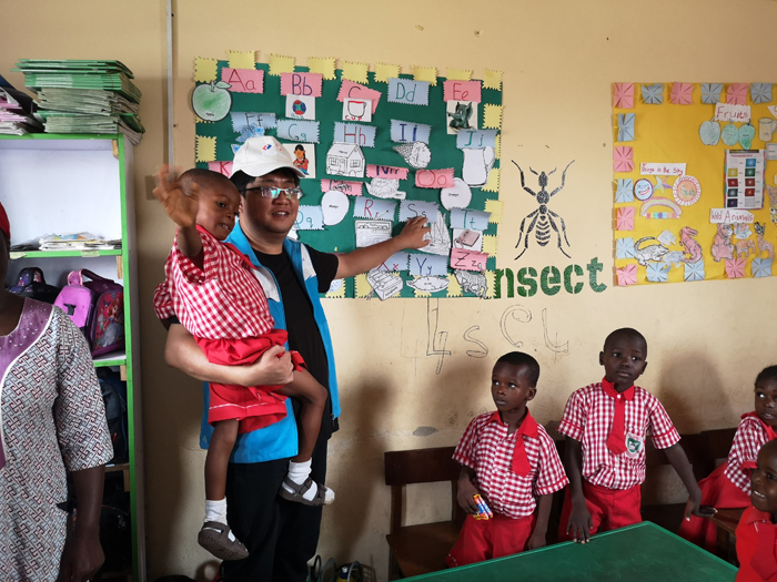 1543307758335357.jpg 181127-中國電建尼日利亞代表處慰問中尼友誼學(xué)校.jpg