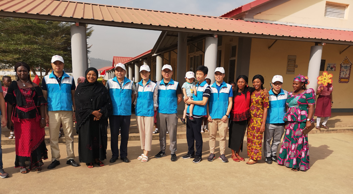 1543307765979126.jpg 181127-中國電建尼日利亞代表處慰問中尼友誼學(xué)校-2.jpg