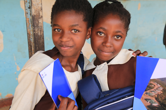 1544425803463104.jpg 身背書包,手持項(xiàng)目介紹的孩子.JPG