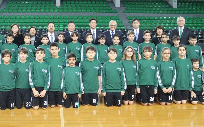 1545377838524017.jpg 中方代表與師生合影留念.JPG