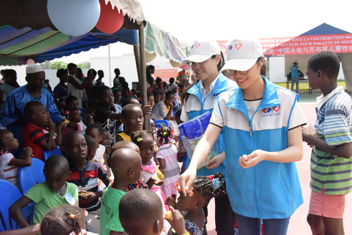 1545717655402954.jpg 蘇布雷、波波里項目青年志愿者給孩子們發放糖果.jpg