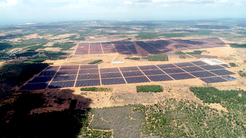 越南虹峰巨型光伏發(fā)電場(chǎng).jpg
