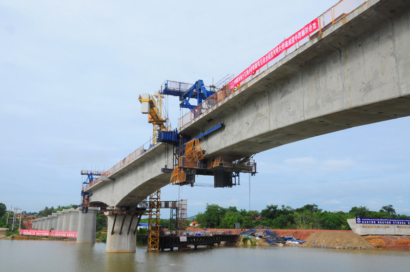 連續(xù)梁中跨合龍1.JPG