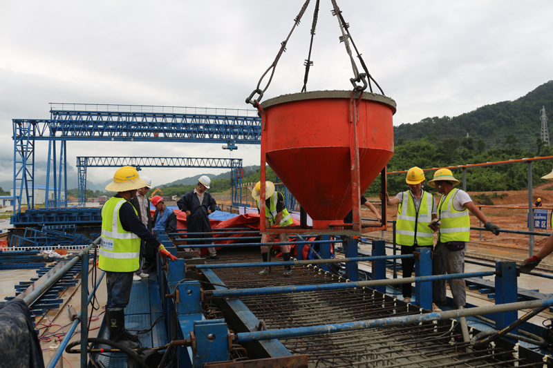 首梁澆筑施工現場 張琳琳攝.JPG