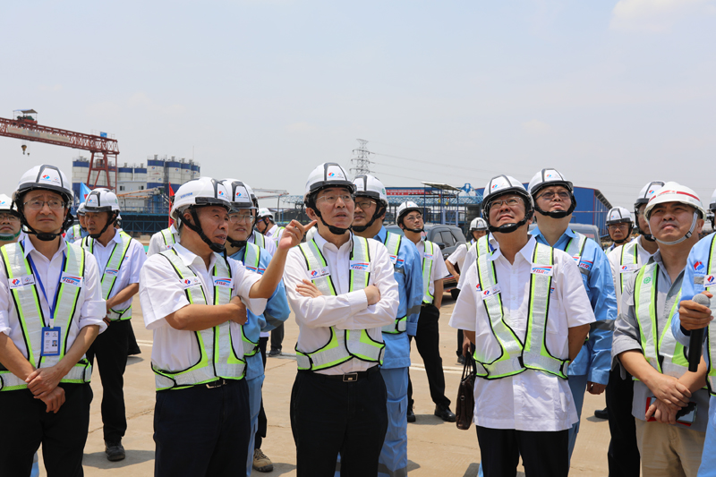 晏董事長、李燕明總視察一號梁場.jpg
