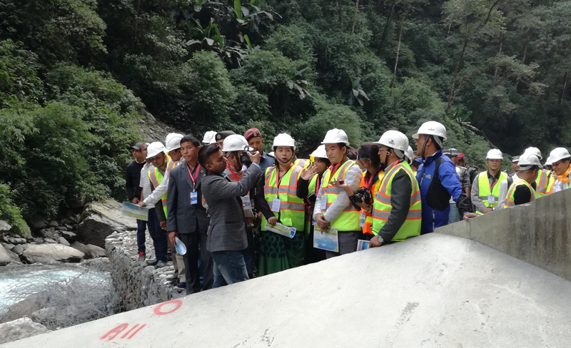 圖4 部長參觀渠首.jpg