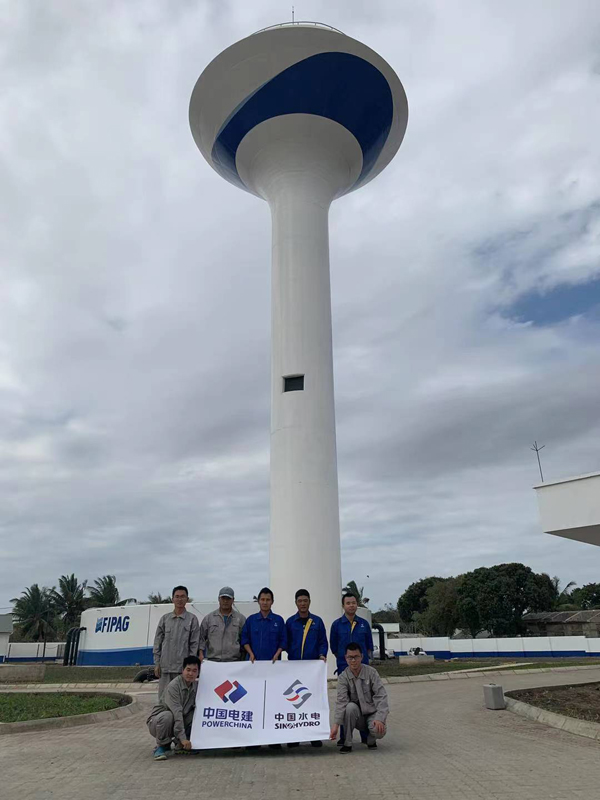 項目部人員水塔合影.jpg