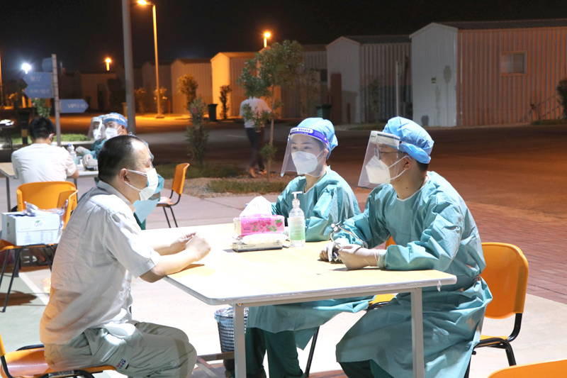 巡診隊(duì)在國(guó)王港項(xiàng)目營(yíng)地廣場(chǎng)為員工義診.jpg