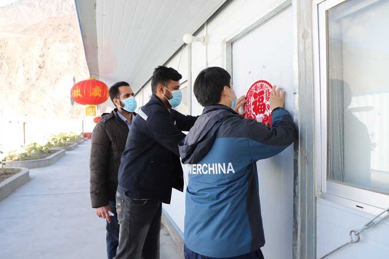 中、巴員工一起貼窗花 攝影：李可.JPG