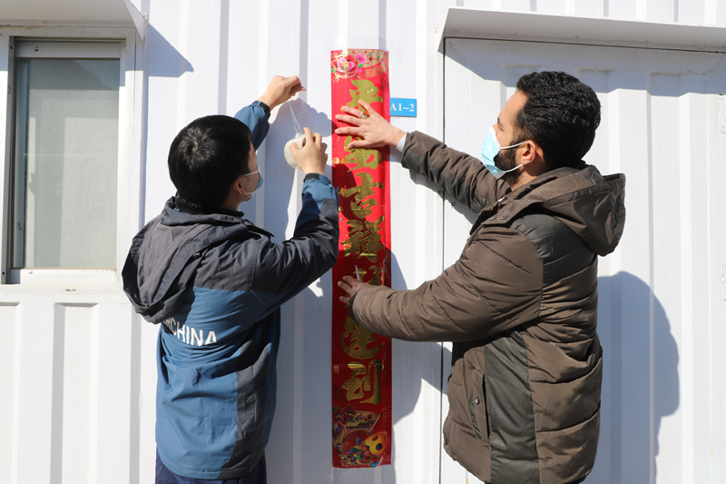 中、巴員工一起貼對聯 攝影：李可.JPG