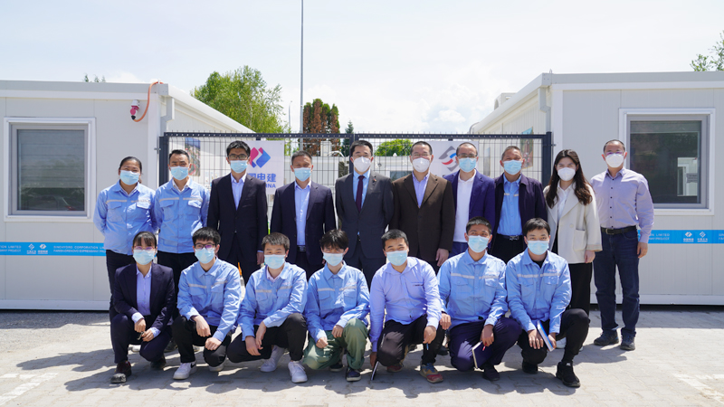 張佐大使、何丙華參贊（后排左五、左六）與我公司人員親切合影.JPG