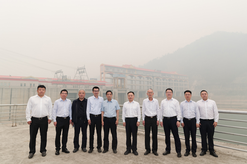 南歐江一級水電站合影.jpg