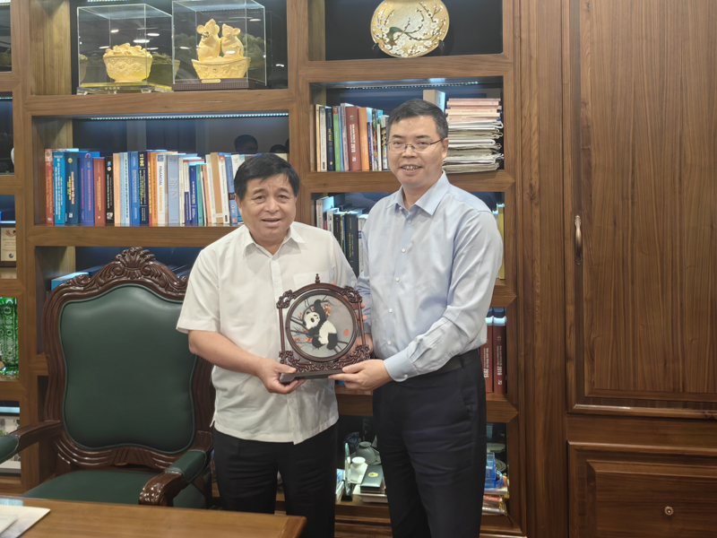 陳觀福拜會(huì)了越南計(jì)劃投資部部長(zhǎng)阮志勇.jpg