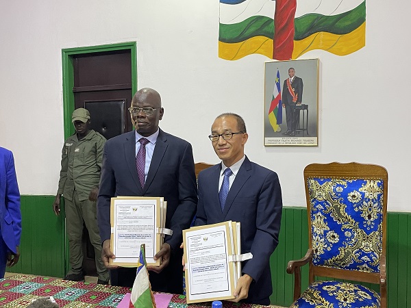 中非共和國裝備與公共工程部長吉斯馬拉·哈姆扎出席簽約儀式 (1) - 副本.jpg