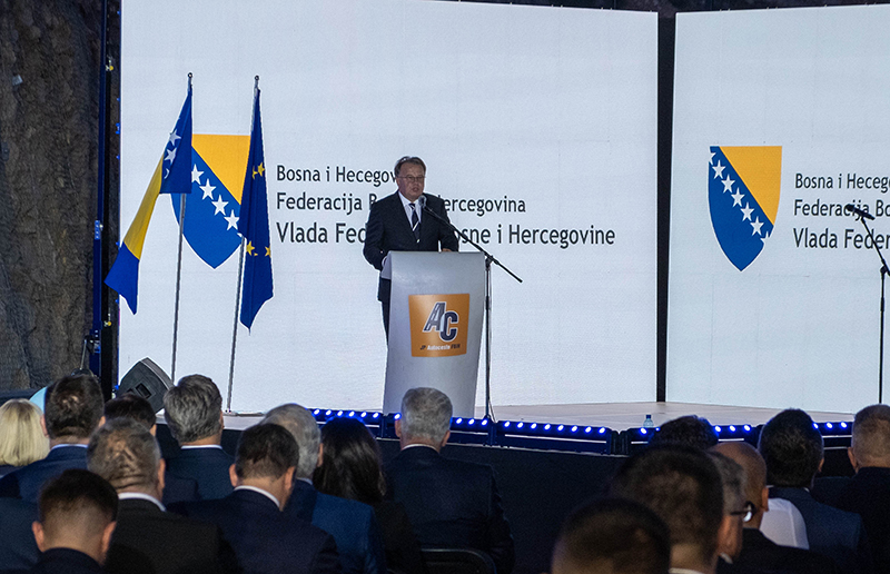 波黑聯邦總理在儀式上發表講話.jpg