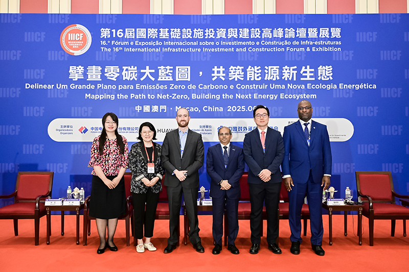 17 圓桌對話環(huán)節(jié)嘉賓合影.jpg